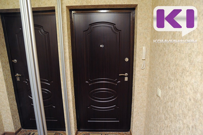 Сыктывкарские спасатели вызволили детей из запертой квартиры 