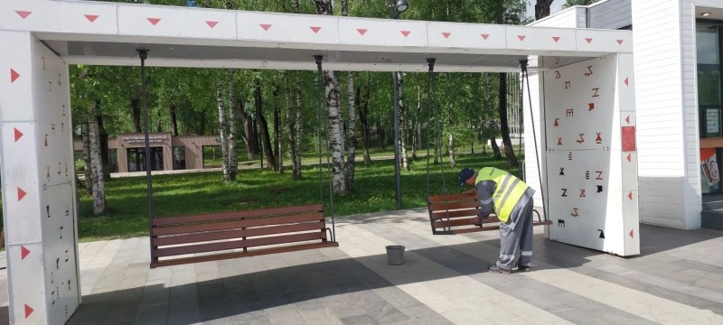 В Сыктывкаре на площадке "под часами" устанавливают качели