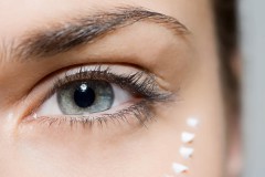 Особенности кремов для кожи вокруг глаз