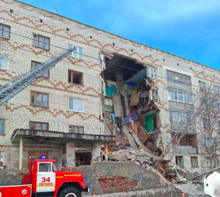 В Печоре обрушилась часть многоквартирного дома, на место выехали пожарно-спасательные подразделения